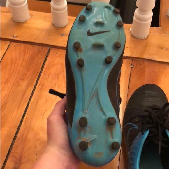 Black and blue nike soccer cleats - Picture 6 of 8